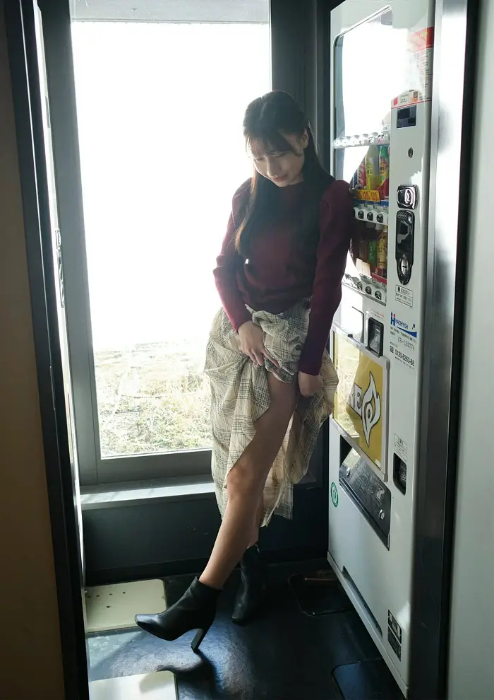 스즈키 유카 BUBKA 디지털 사진집 「마루 위의 W-DAY」 Set.02