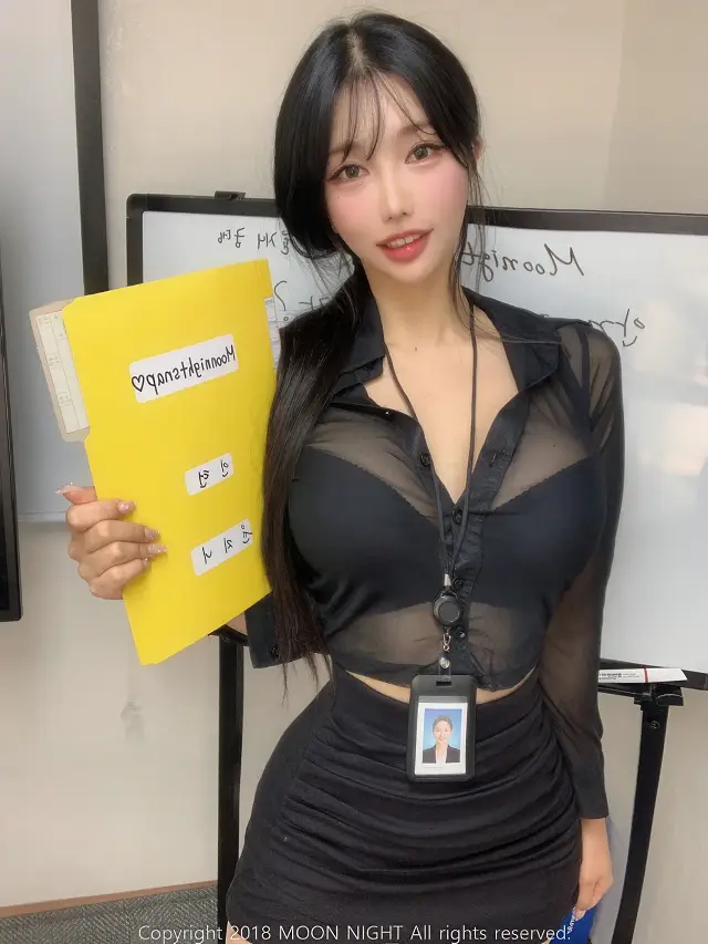 윤진 챌이, 문 나이트 스냅 포토북 「In The Office」