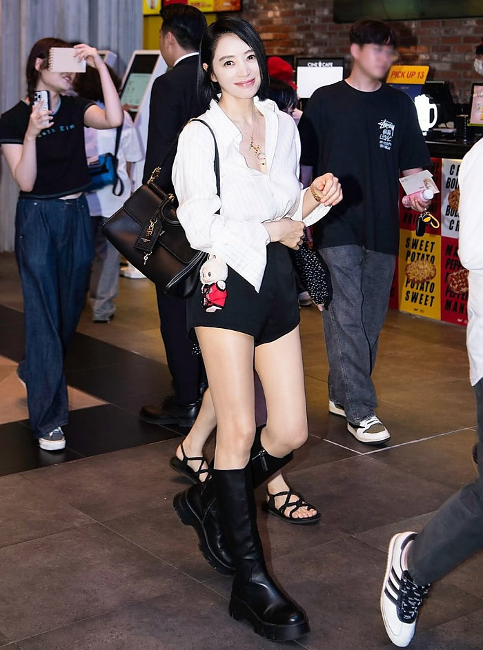 좀비딸 시사회 참석한 김혜수ㄷㄷ