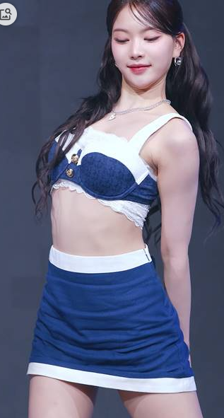 브라 착시 민소매 크롭탑 짧은 치마 블랙 속바지 스테이씨 아이사