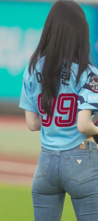 시구 하는 청바지 뒤태 오마이걸 아린 움짤
