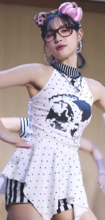 안경 쓴 아이칠린 예주 움짤