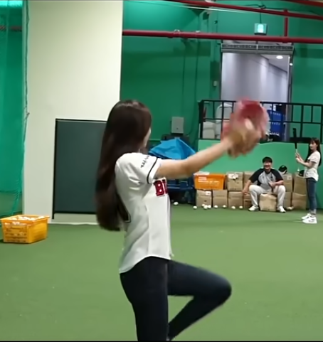 마구를 컨택하는 프로미스나인 송하영