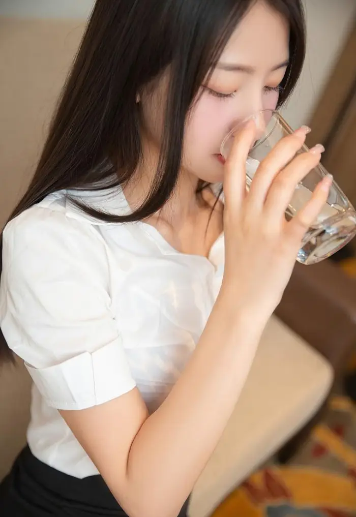 결재하러 온 여비서의 노출