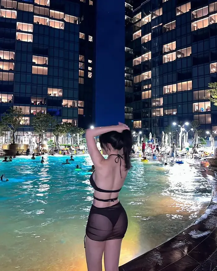 지연 여름밤의 수영장