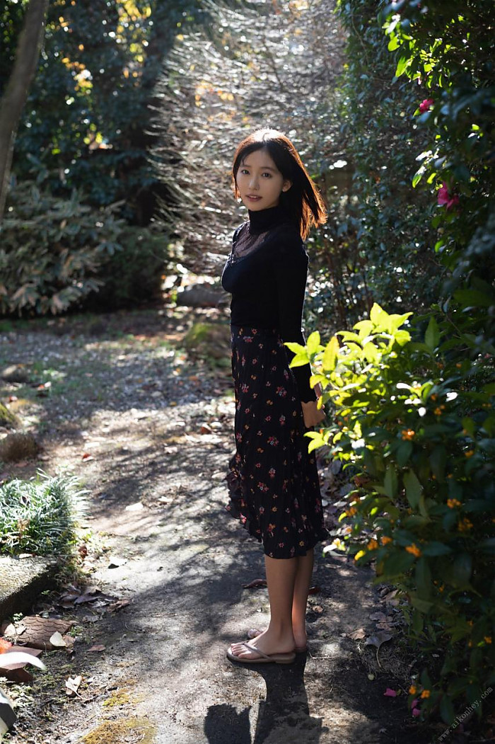 햇살에 빛나는 피부를 가진 Nene Shida 네네시다 일본처자