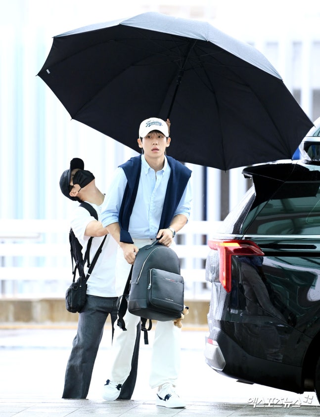 매니저 갑질 아니냐는 소리 듣는 연예인 우산 크기