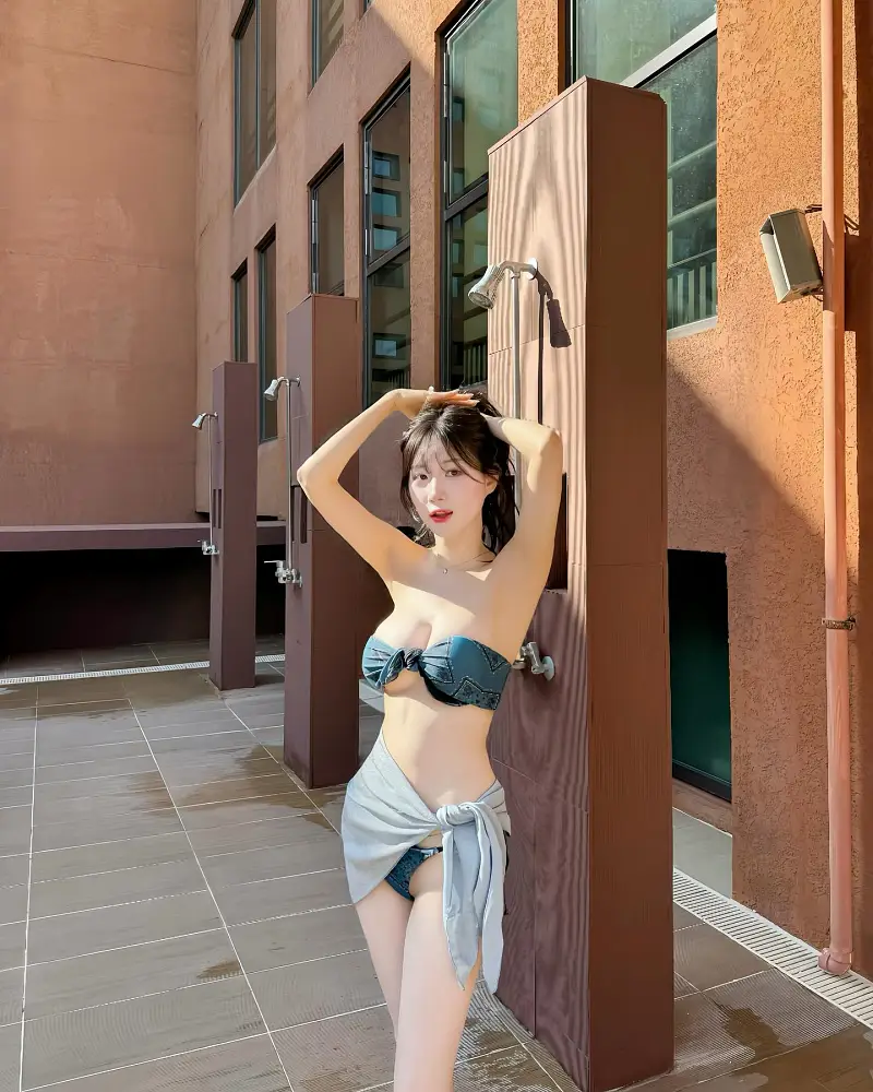 야외샤워장에서의 몸매자랑