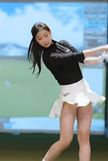 미녀 골프 선수 골프장에서 골프 연습