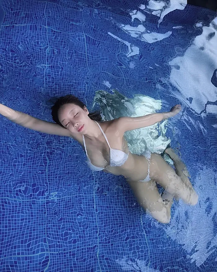 풀빌라 펜션 수영장에서의 비키니 자랑