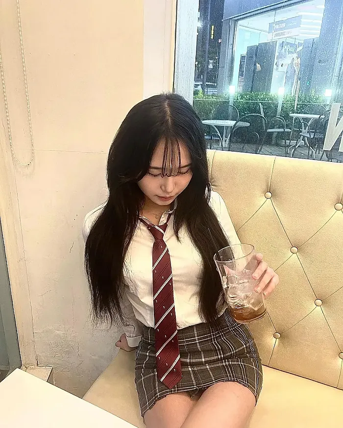 아슬아슬한 교복치마 사이